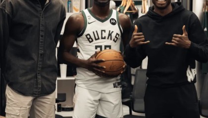 hth网页版-三兄弟！字母弟今日生涯首秀，和字母哥、字母哥哥合影留念